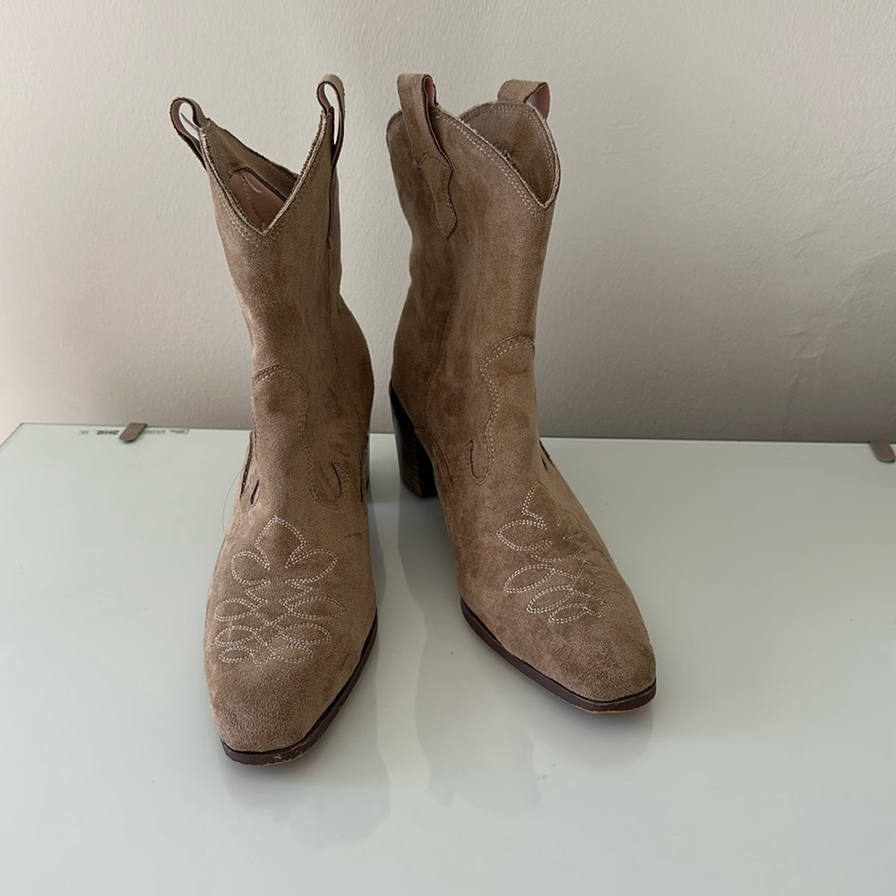 Short heeled cowgirl boots size 41